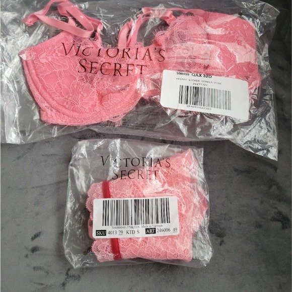 Victoria's secret crotchless lingerie set. Bra 32D panty small - Picture 3 of 6